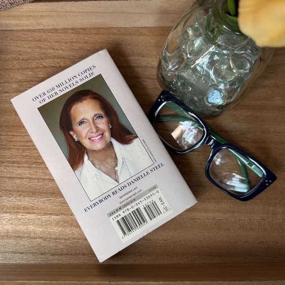 A Perfect Life by Danielle Steel | Family Drama & Emotional Fiction Paperback - Picture 5 of 6